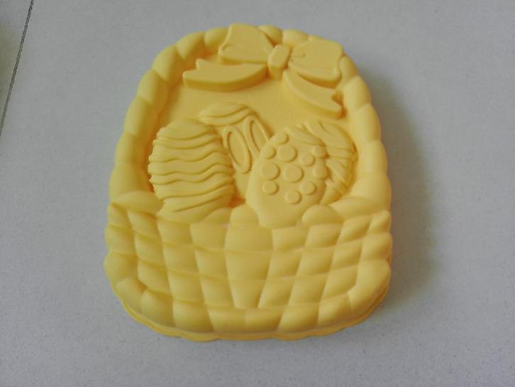 NIEUW 1 siliconen bakvorm paasmand met eieren geel, Hobby en Vrije tijd, Taarten en Cupcakes maken, Nieuw, Bakvorm, Taarten, Ophalen of Verzenden