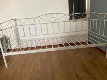 Eenpersoonsbed wit metalen bedframe beschikbaar voor biedingen