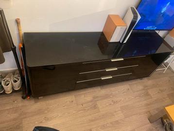 Zwarte lage kast met ruime lades