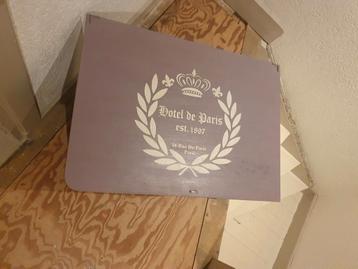 Leuk nachtkastje beschikbaar voor biedingen