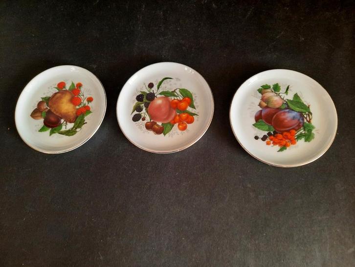 Drie petit four bordjes van F., Antiek en Kunst, Antiek | Servies los, Ophalen of Verzenden