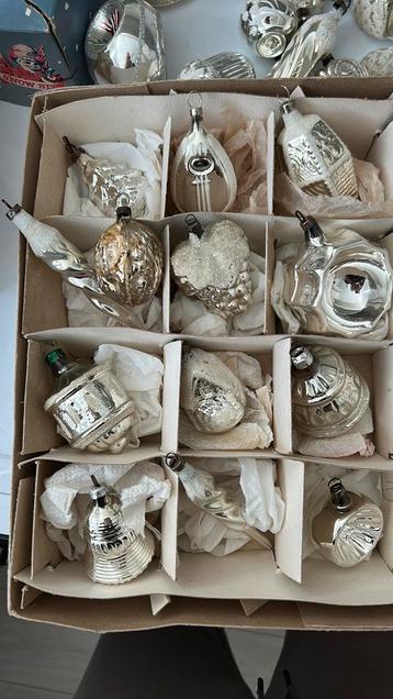 12 zilveren oude en antieke glazen kerstballen en ornament beschikbaar voor biedingen