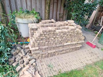 Terrastegels en klinkers beschikbaar voor biedingen