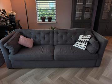 Donker grijze bank beschikbaar voor biedingen