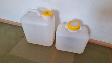 Twee watertanks, 10 en 13 liter beschikbaar voor biedingen