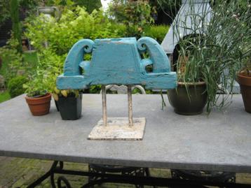 Oude houten ornament op voet beschikbaar voor biedingen