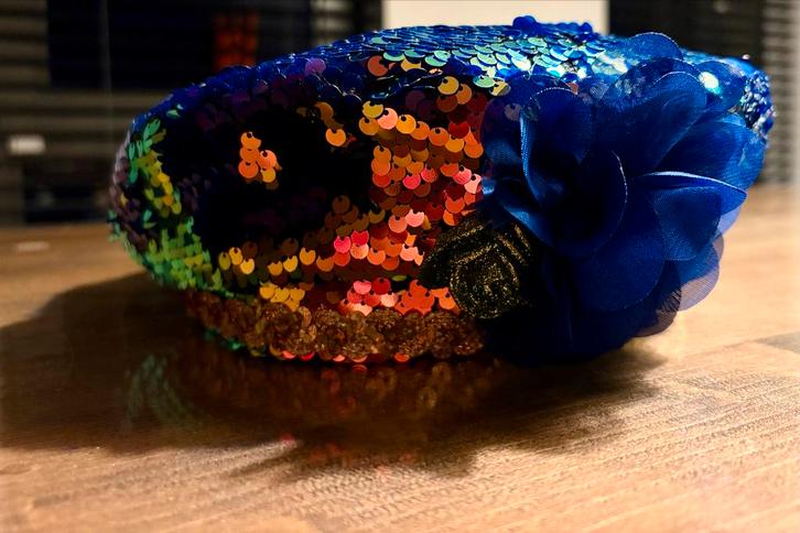 Carnavals baret met pailletten en bloem, Kleding | Dames, Hoeden en Petten, Zo goed als nieuw, Hoed, One size fits all, Verzenden