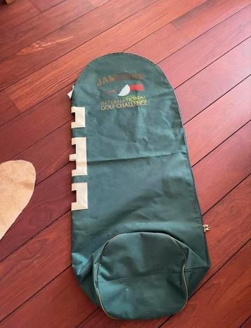 Golfbag met gadgets beschikbaar voor biedingen