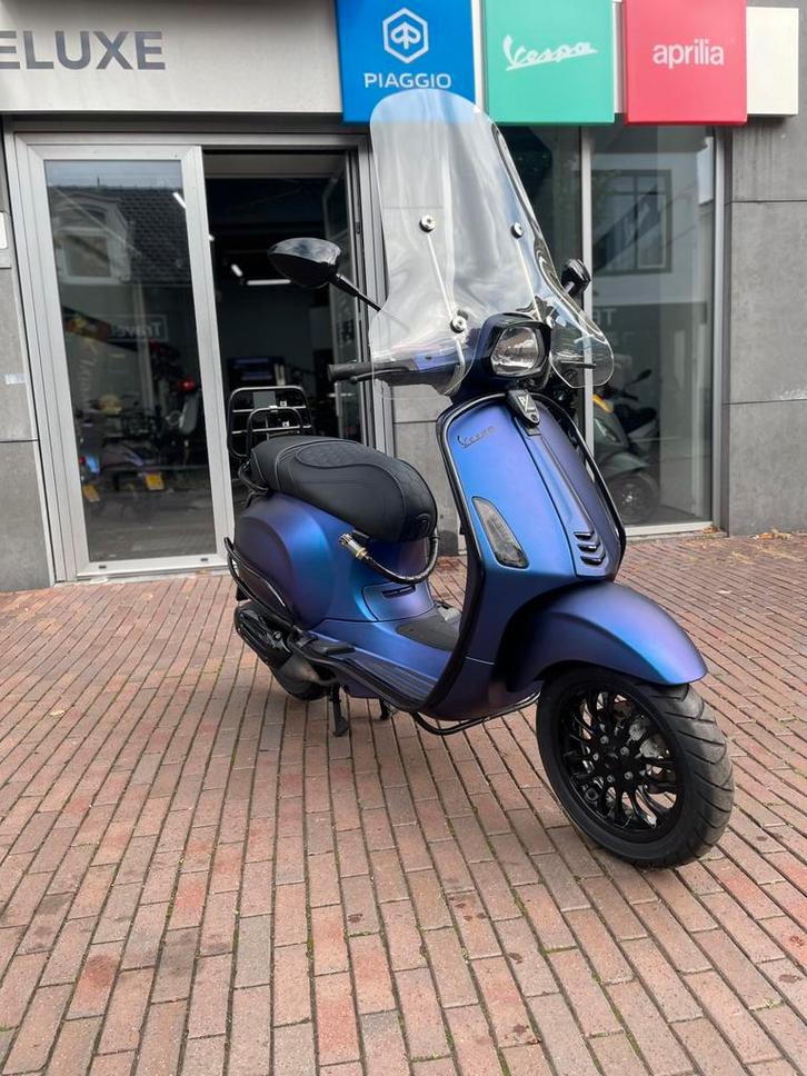 Vespa sprint GALAXY BLUE  custom 2020 1e eigenaar 4749km, Fietsen en Brommers, Brommers | Tuning en Styling, Zo goed als nieuw