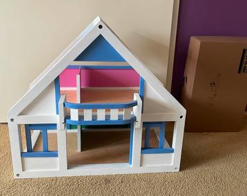 Houten poppenhuis in goede staat beschikbaar voor biedingen