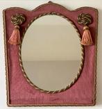 SPIEGEL MET ROZE RIBSTOF VINTAGE. NU OPHALEN €50!, Ophalen of Verzenden, Overige vormen, Minder dan 50 cm, Minder dan 100 cm