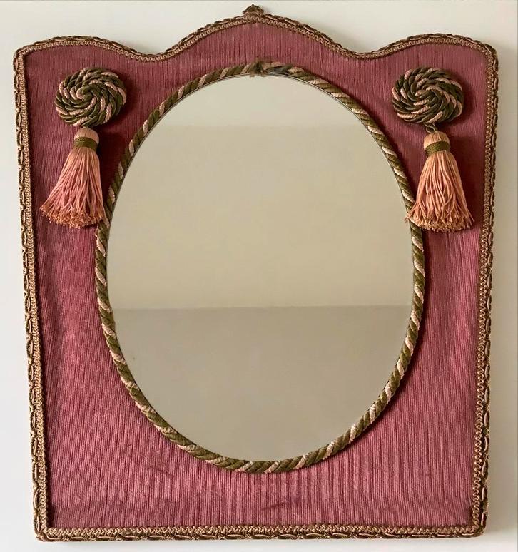 SPIEGEL MET ROZE RIBSTOF VINTAGE. NU OPHALEN €50!, Antiek en Kunst, Antiek | Spiegels, Minder dan 50 cm, Minder dan 100 cm, Overige vormen