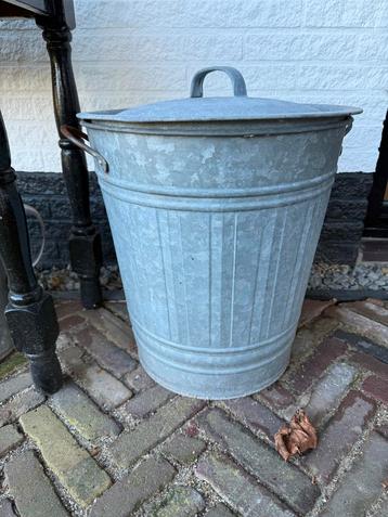 Vintage Metalen Emmer met Deksel beschikbaar voor biedingen