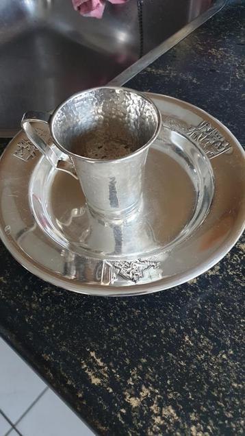 Verzilverde kinderbord en beker beschikbaar voor biedingen