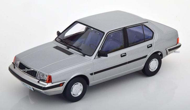 Volvo 360 1987 Zilver Grijs - Triple 9 modelauto 1:18, Hobby en Vrije tijd, Modelauto's | 1:18, Nieuw, Auto, Overige merken, Verzenden