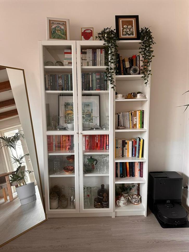 White Bookcase Set with Glass Doors – Excellent Condition, Huis en Inrichting, Kamerplanten, Ophalen