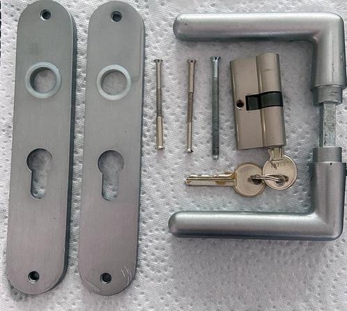 AMI aluminium deurbeslag met cilinder en 2 sleutels, Doe-het-zelf en Verbouw, Hang- en Sluitwerk, Gebruikt, Klink of Kruk, Overige materialen