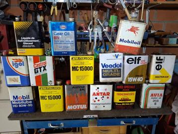 Partij oude olieblikken voor decoratie beschikbaar voor biedingen