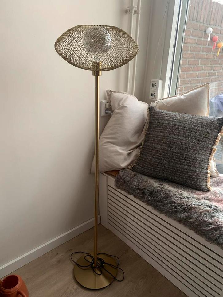 Goudkleurige staande lamp met sfeerlicht, Huis en Inrichting, Lampen | Vloerlampen, Zo goed als nieuw, 150 tot 200 cm, Metaal