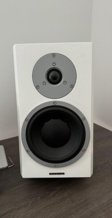 Dynaudio Excite X18 Satin White met voeten beschikbaar voor biedingen