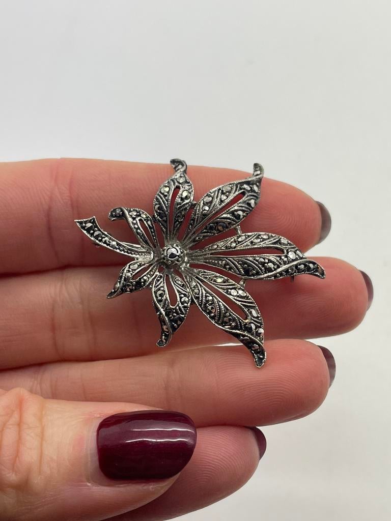 B867 Prachtige zilveren broche bloem markasiet, Sieraden, Tassen en Uiterlijk, Antieke sieraden, Ophalen of Verzenden, Zilver