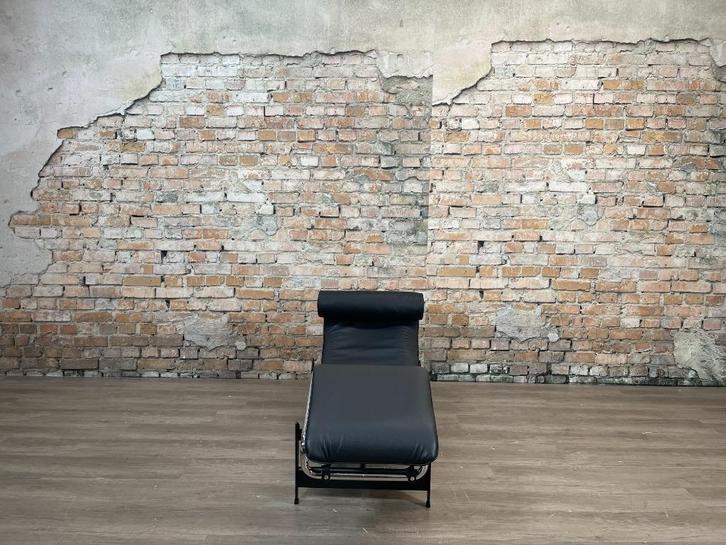 Cassina LC4 zwart bij TheReSales, Huis en Inrichting, Fauteuils, Zo goed als nieuw, Leer, Metaal, 50 tot 75 cm, 150 cm of meer