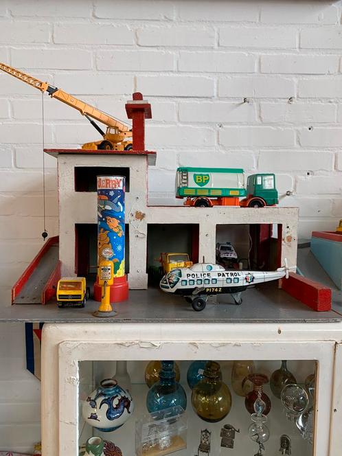 Garage twee oude speelgoed garages goede staat., Antiek en Kunst, Antiek | Speelgoed, Ophalen of Verzenden