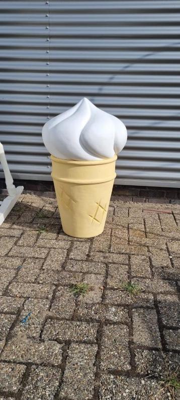 Decoratie ijsje TE KOOP – Eyecatcher voor op jouw event! 🍦 beschikbaar voor biedingen