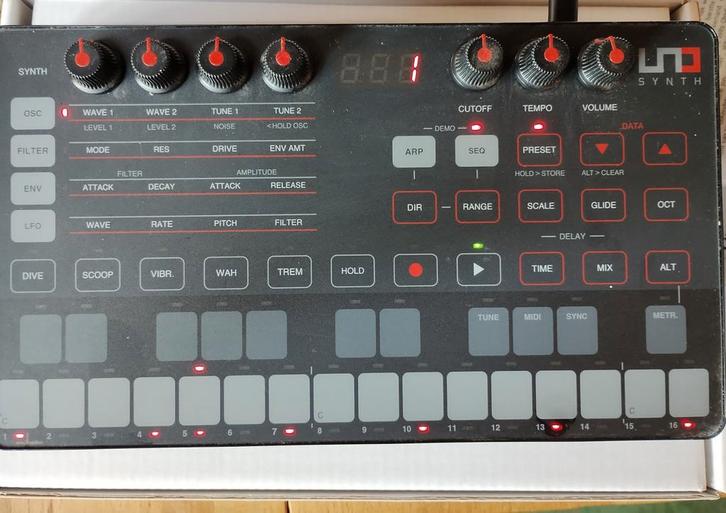 IK Multimedia Uno Synth - Analoge Synthesizer, Muziek en Instrumenten, Synthesizers, Zo goed als nieuw, Overige aantallen, Overige merken