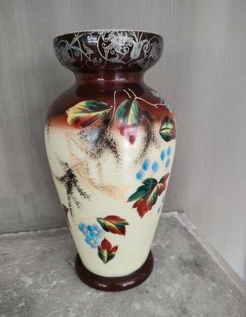 Prachtige Chinese opaline vaas met beschildering hoogte 27cm beschikbaar voor biedingen