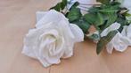 Te koop een bos met witte kunstrozen (met 11 bloemen)., Huis en Inrichting, Ophalen of Verzenden, Zo goed als nieuw, Binnen