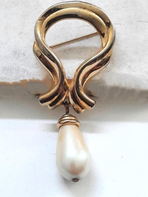 Grote goudkleurige broche met grote druppelparel (6917-761), Sieraden, Tassen en Uiterlijk, Broches, Zo goed als nieuw, Overige materialen