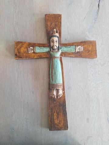 Houten Kruisbeeld met Christus Figuur beschikbaar voor biedingen