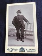CDV, Misvormde man, W. Hooijer, Alkmaar, Carte de Visite, Ophalen of Verzenden, Voor 1940, Gebruikt, Foto