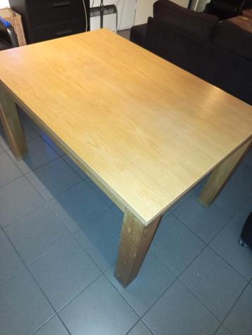 Klein houten tafeltje beschikbaar voor biedingen