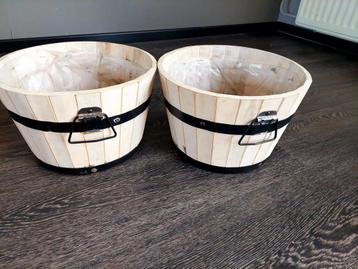 2 Leuke Houten Bloembakken beschikbaar voor biedingen