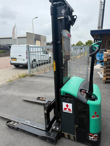 Elektrisch mitsubishi breedspoor stapelaar beschikbaar voor biedingen