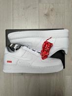 Supreme X Nike Air Force 1 'White' | Maat 44,5, Kleding | Heren, Schoenen, Wit, Nieuw, Ophalen of Verzenden, Sneakers of Gympen