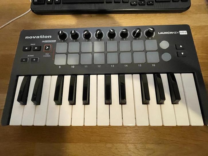 Novation launchkey mini mk1, Muziek en Instrumenten, Midi-apparatuur, Ophalen