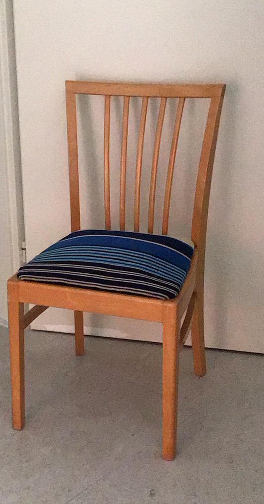 Degelijke jr 60 stoel. Beukenhout. Nieuwe bekleding., Huis en Inrichting, Stoelen, Zo goed als nieuw, Eén, Stof, Blauw, Ophalen of Verzenden