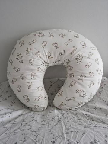 Groot voedingskussen met konijntjes beschikbaar voor biedingen