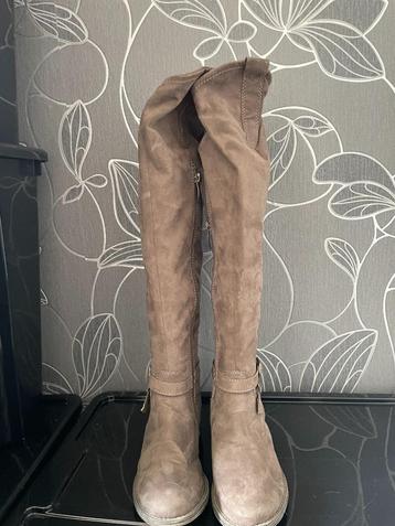 hoge laarzen suede Tarmaris beschikbaar voor biedingen