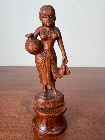 Beeldje hout vrouw met kruik india hindoestaans ? beschikbaar voor biedingen