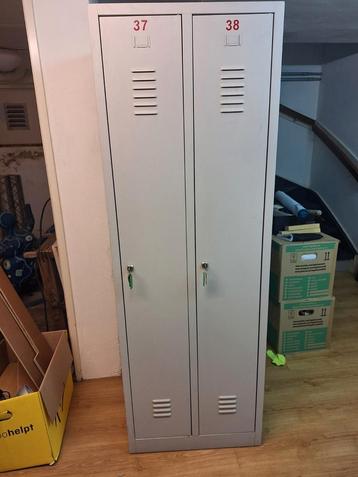 Metalen Locker Kast - Twee Deuren beschikbaar voor biedingen