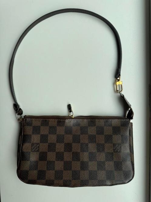 Louis Vuitton Pochette Accessoires Damier Ebene, Sieraden, Tassen en Uiterlijk, Tassen | Damestassen, Gebruikt, Bruin, Ophalen