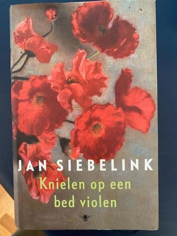 Knielen op een bed violen beschikbaar voor biedingen