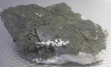 Plat en Gaaf CALCIET met Zwarte HEMATIET coating beschikbaar voor biedingen