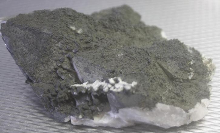 Plat en Gaaf CALCIET met Zwarte HEMATIET coating, Verzamelen, Mineralen en Fossielen, Overige typen, Verzenden