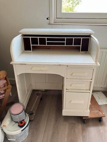 Oud bureau  beschikbaar voor biedingen