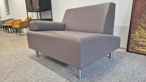 Strakke leren Cloak Pacific design love seat fauteuil(zgan), Huis en Inrichting, Fauteuils, Zo goed als nieuw, Leer, Metaal, 125 cm of meer